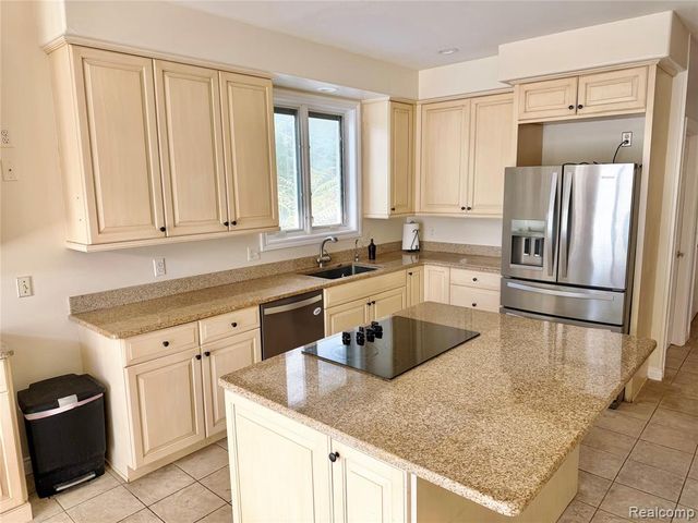 9360 Oakmont Drive, Clarkston, MI 48348