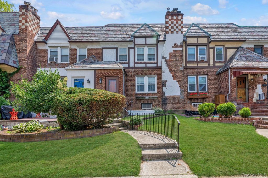 67 Dartmouth Street, Valley Stream, NY 11581
