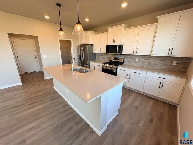 2913 S Copper Creek Ave Avenue, Sioux Falls, SD 57110