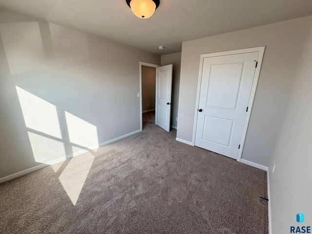 2913 S Copper Creek Ave Avenue, Sioux Falls, SD 57110