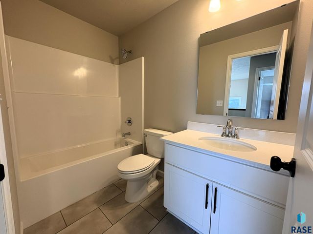 2913 S Copper Creek Ave Avenue, Sioux Falls, SD 57110