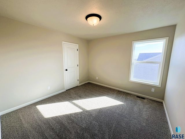 2913 S Copper Creek Ave Avenue, Sioux Falls, SD 57110