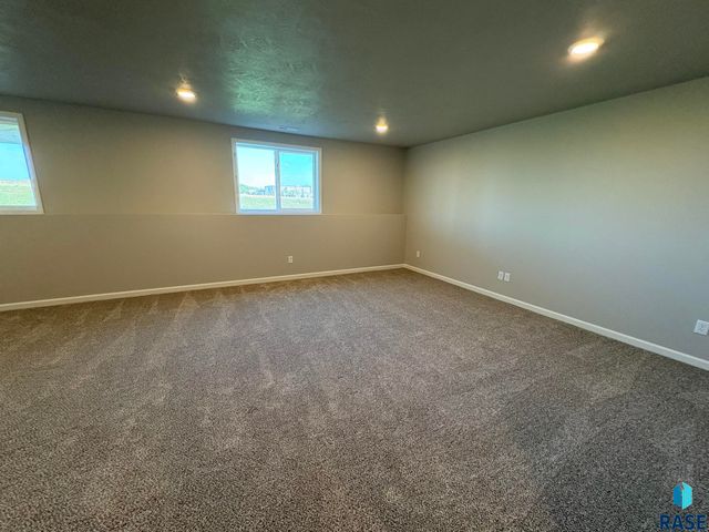 2913 S Copper Creek Ave Avenue, Sioux Falls, SD 57110