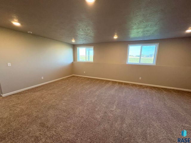 2913 S Copper Creek Ave Avenue, Sioux Falls, SD 57110