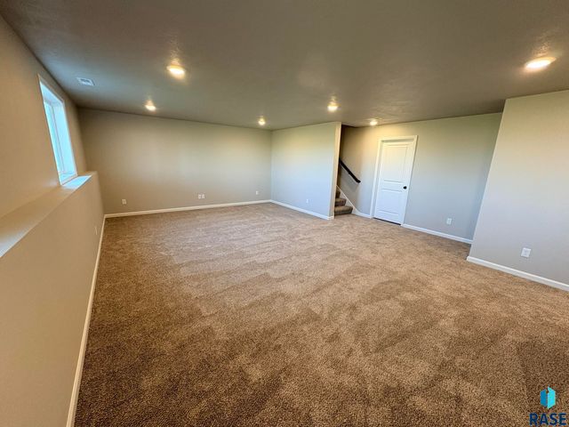 2913 S Copper Creek Ave Avenue, Sioux Falls, SD 57110