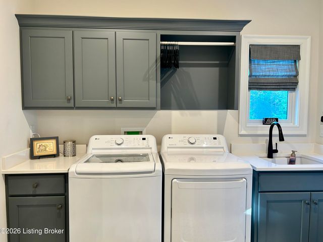 228 Maple Valley Rd, Louisville, KY 40245