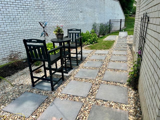 228 Maple Valley Rd, Louisville, KY 40245
