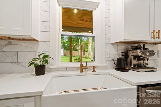 1900 Arnold Drive, Charlotte, NC 28205
