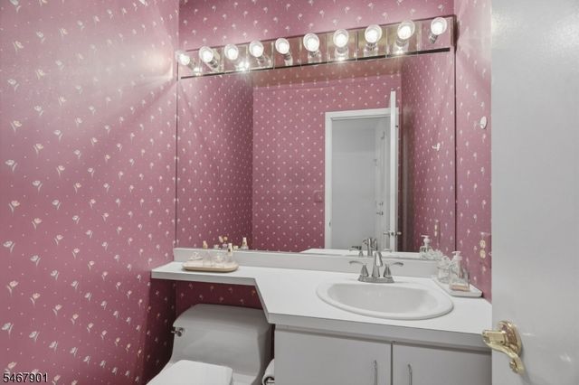 150 Dezenzo Ln, West Orange Twp., NJ 07052
