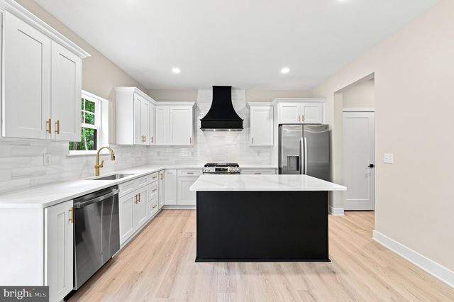 102 BLUE ANCHOR RD, Sicklerville, NJ 08081