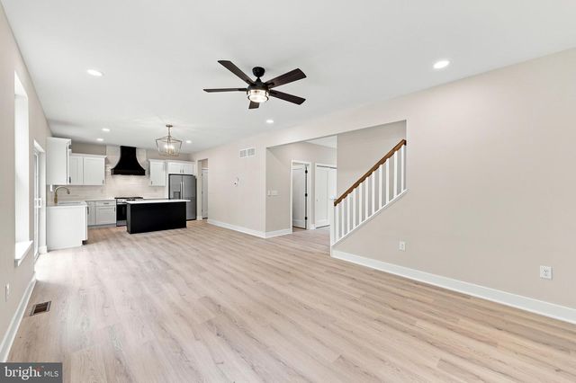 102 BLUE ANCHOR RD, Sicklerville, NJ 08081