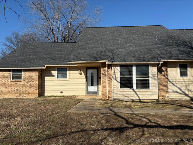 2902 Hilltop Avenue, Muskogee, OK 74403