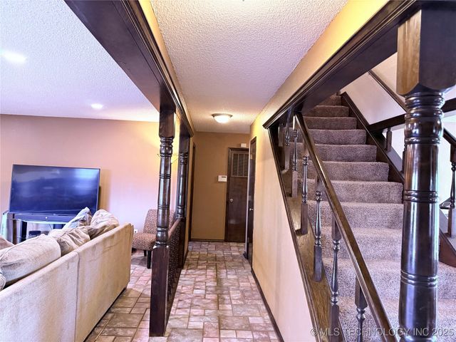 2902 Hilltop Avenue, Muskogee, OK 74403