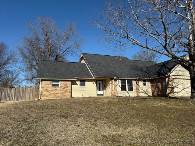 2902 Hilltop Avenue, Muskogee, OK 74403