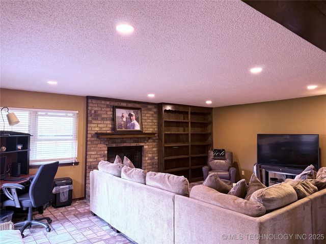2902 Hilltop Avenue, Muskogee, OK 74403