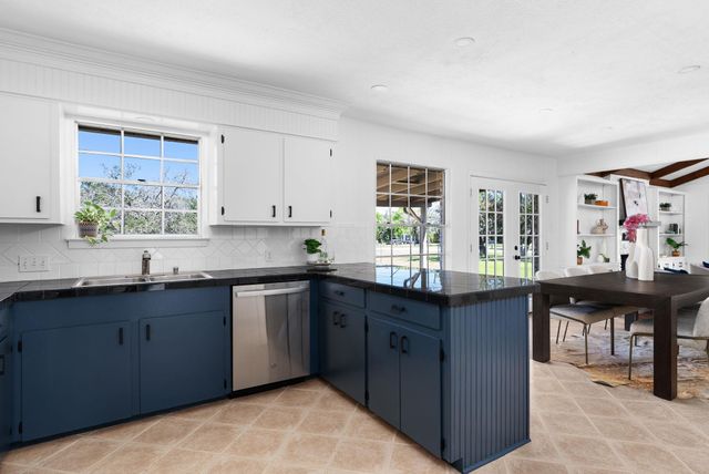 301 Retha DR, Dripping Springs, TX 78620