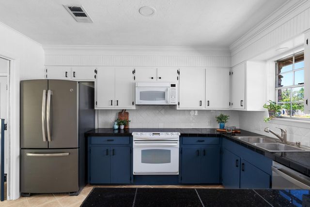301 Retha DR, Dripping Springs, TX 78620