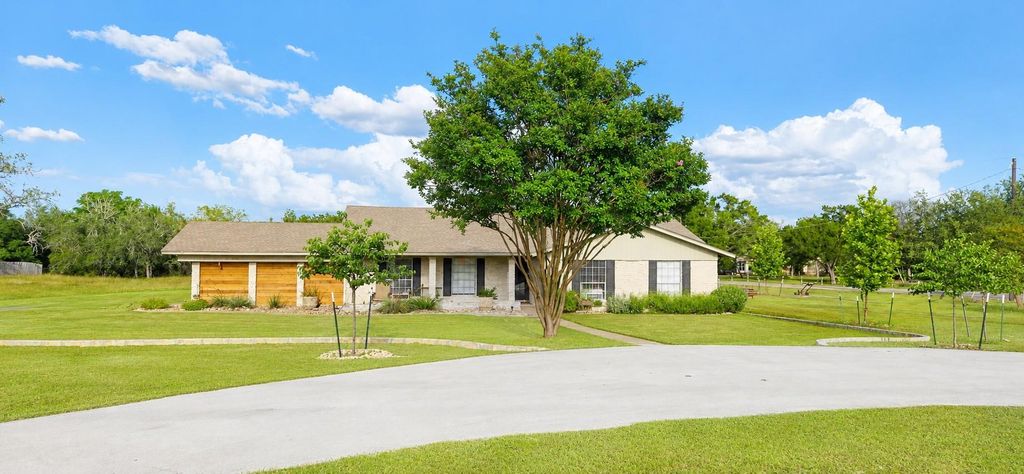 301 Retha DR, Dripping Springs, TX 78620