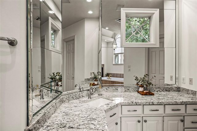 3 N Benton Woods Circle, The Woodlands, TX 77382