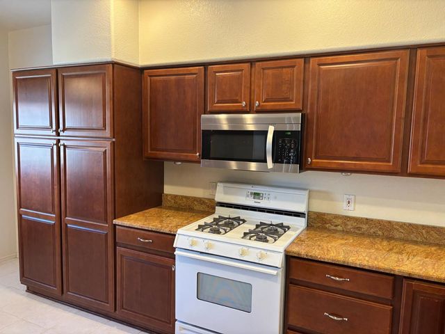 7401 W Arrowhead Clubhouse Drive Unit 2035, Glendale, AZ 85308