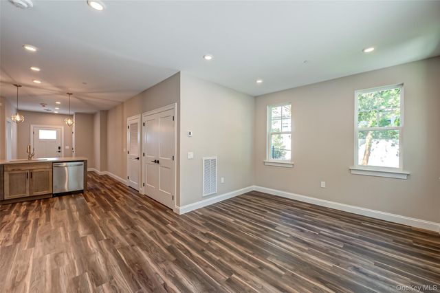 1 Conklin Street 202, Farmingdale, NY 11735