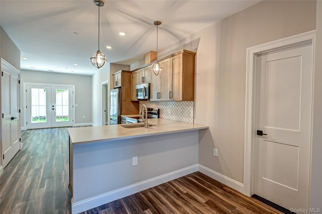 1 Conklin Street 202, Farmingdale, NY 11735
