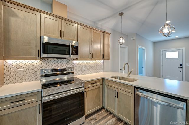 1 Conklin Street 202, Farmingdale, NY 11735