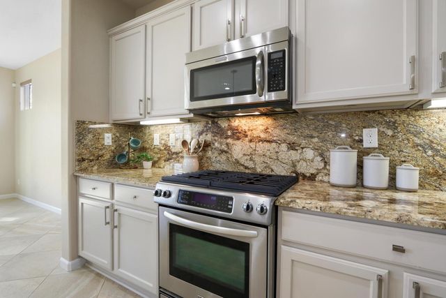 8221 Peak Forest Way, Elk Grove, CA 95757