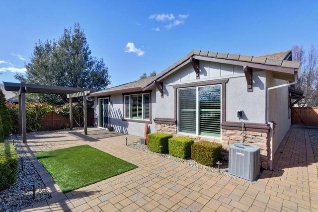 8221 Peak Forest Way, Elk Grove, CA 95757
