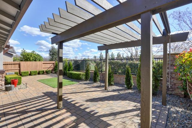 8221 Peak Forest Way, Elk Grove, CA 95757