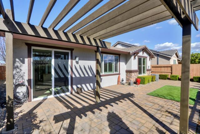 8221 Peak Forest Way, Elk Grove, CA 95757