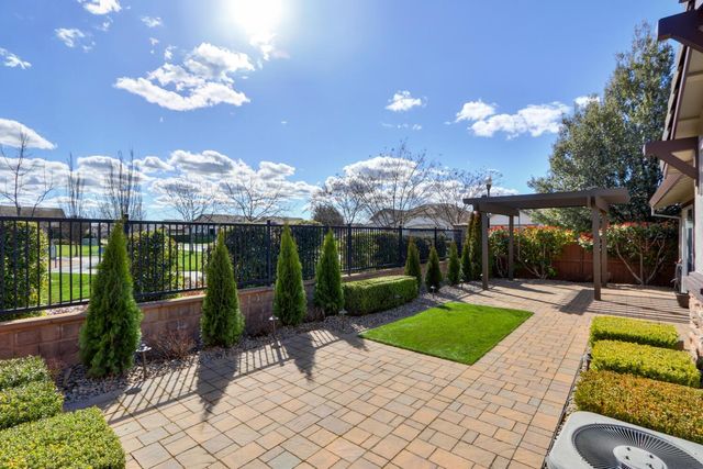 8221 Peak Forest Way, Elk Grove, CA 95757