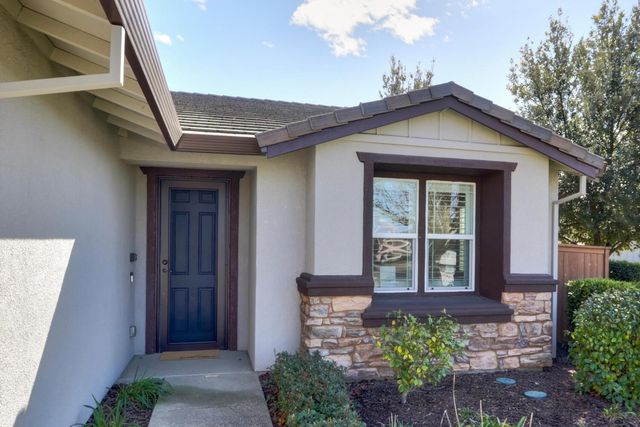 8221 Peak Forest Way, Elk Grove, CA 95757