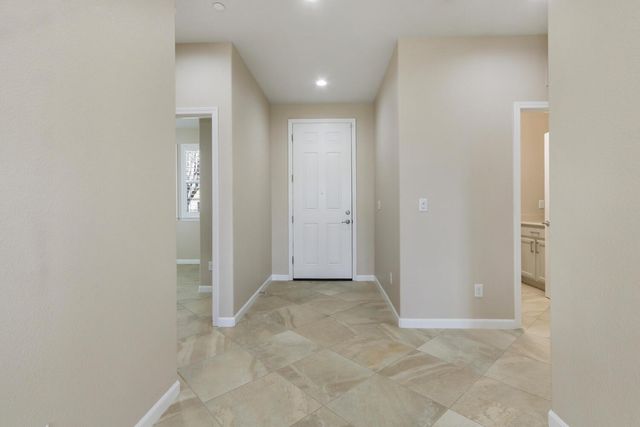 8221 Peak Forest Way, Elk Grove, CA 95757