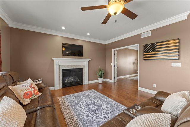 1210 Farm Lake Drive, Mahomet, IL 61853