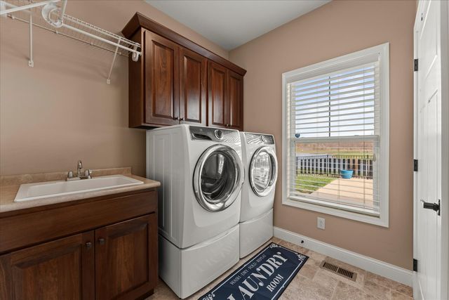 1210 Farm Lake Drive, Mahomet, IL 61853