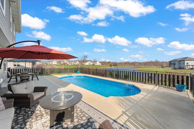 1210 Farm Lake Drive, Mahomet, IL 61853