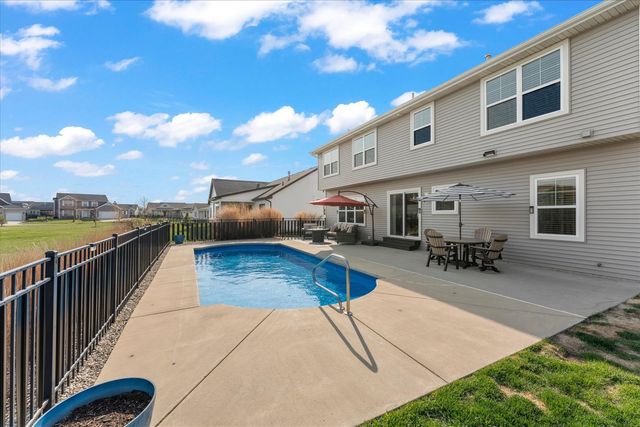 1210 Farm Lake Drive, Mahomet, IL 61853