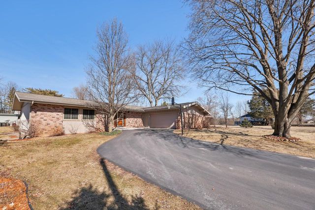 33810 Lynn LANE, Burlington, WI 53105