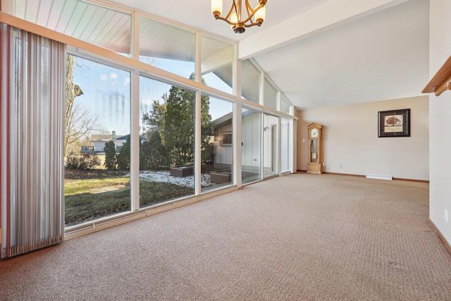 33810 Lynn LANE, Burlington, WI 53105