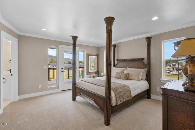 610 Pheasant Creek Drive, Central Point, OR 97502