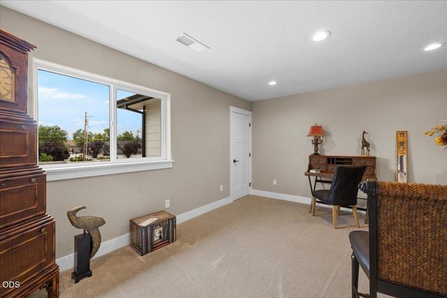 610 Pheasant Creek Drive, Central Point, OR 97502