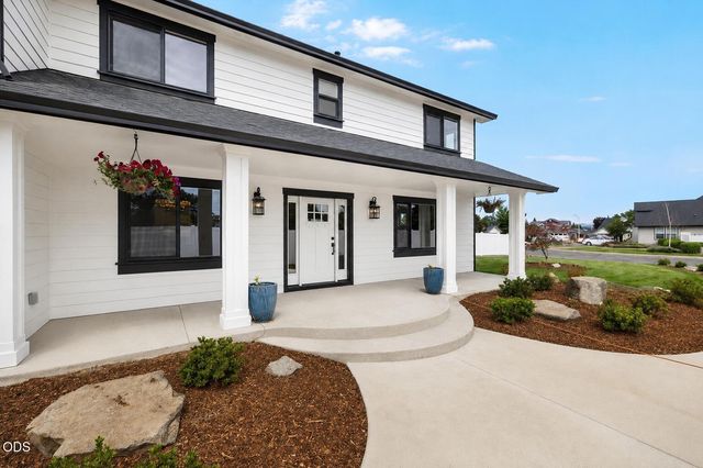 610 Pheasant Creek Drive, Central Point, OR 97502