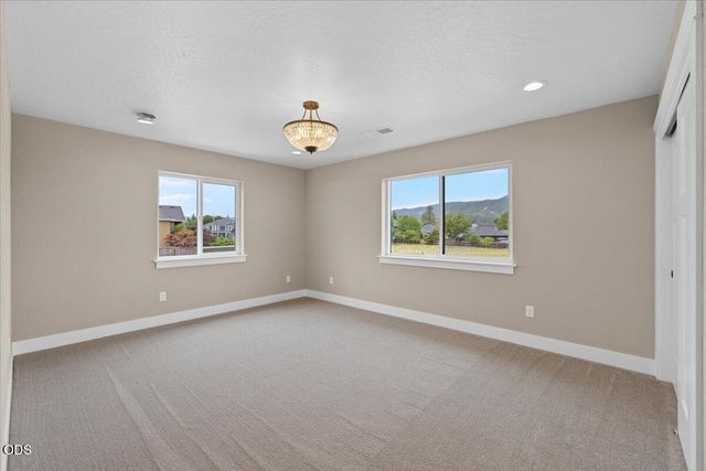610 Pheasant Creek Drive, Central Point, OR 97502