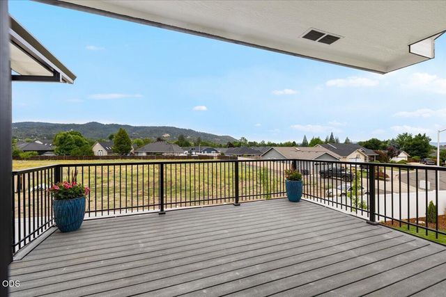 610 Pheasant Creek Drive, Central Point, OR 97502
