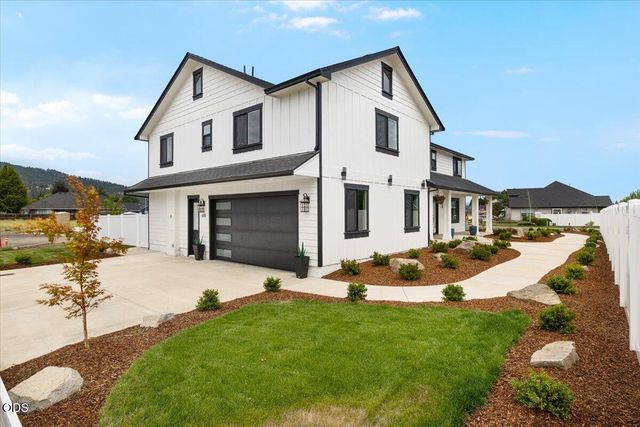 610 Pheasant Creek Drive, Central Point, OR 97502