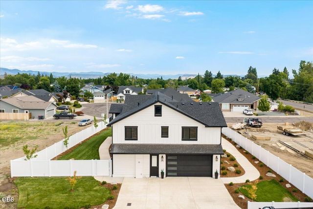 610 Pheasant Creek Drive, Central Point, OR 97502