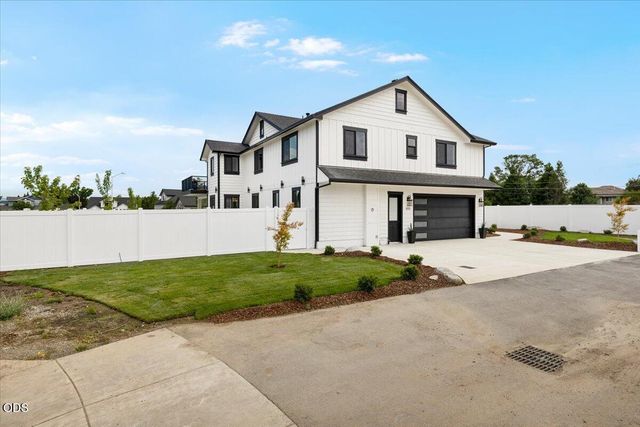 610 Pheasant Creek Drive, Central Point, OR 97502