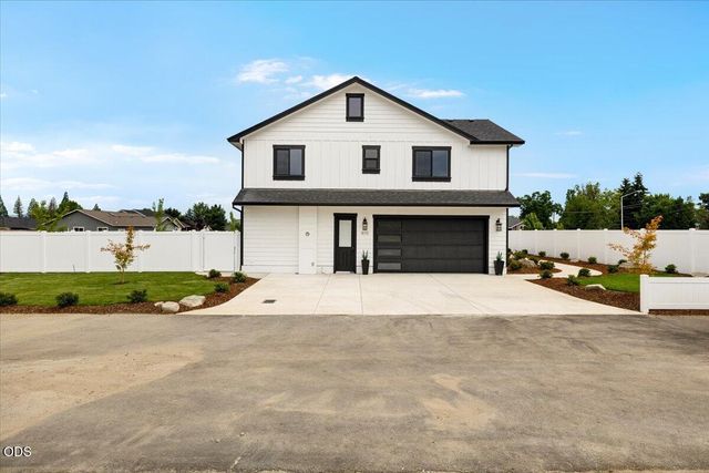 610 Pheasant Creek Drive, Central Point, OR 97502