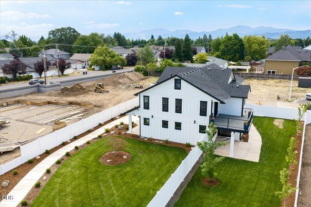 610 Pheasant Creek Drive, Central Point, OR 97502